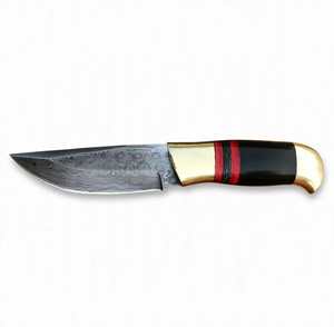 Outil de terrain artisanal en acier Damas, manche en corne noire et intercalaire rouge en laiton - Product Image 2