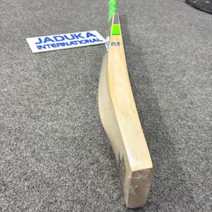 2026 CA pro 15k est un batte de cricket haut de gamme en saule anglais, grade 1+, avec des bords de 38mm à 40mm, sweet spot moyen à bas, 7+ grains. - Product Image 5