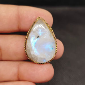 จี้หินมูนสโตนแบบร่อง คุณภาพสูง ราคาขายส่ง จี้หินมูนสโตนแบบร้อยเชือกมาคราเม่ คริสตัล - Product Image 1