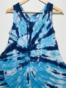 Túnica sin mangas estilo bohemio para mujer, en azul oscuro y azul cielo, con efecto tie-dye y cuello redondo. |   Vestido Casual Holgado de Verano de Alta Calidad con Corte Evase - Product Image 4