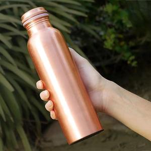 Botella moderna de cobre para bebidas con tapa verde y acabado martillado, diseño portátil - Product Image 2