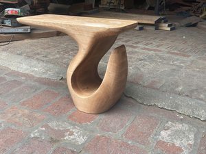Table basse sculpturale en bois massif, mobilier Japandi moderne et organique, table d'appoint sur piétement, accent moderne et organique - Product Image 5