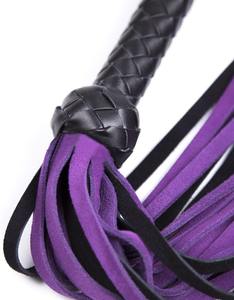 Flogger en cuir violet de qualité supérieure pour couples – Fouet BDSM de luxe pour jeux sensuels, exploration érotique et aventures fétichistes - Product Image 4