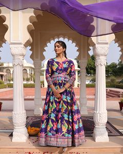 Mode tendance pour femmes : robe Anarkali violette pour mariages et soirées, manches 3/4, en crêpe de soie Chinon, semi-couturée - Product Image 6