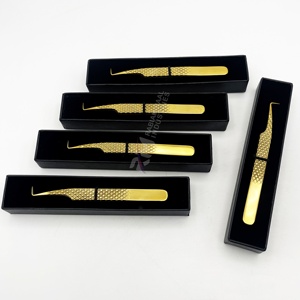 Pinza para extensión de pestañas RMI Single Tweezer, en caja negra, con mango de acero inoxidable con acabado en oro plasma y diamantes. - Product Image 4