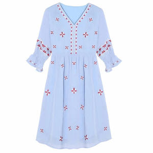 Vestido ajustado sin mangas de cuello alto azul claro con lazo decorativo, tela elástica de spandex, diseño sexy con aberturas, largo hasta la rodilla - Product Image 1