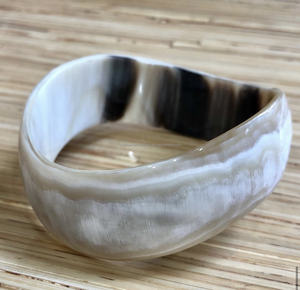 Brazaletes de cuerno de búfalo hechos a mano de moda con estilo blanco y negro para mujeres - Product Image 2