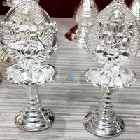 Lampe à mèche en métal argenté allemand en forme de lotus Laxmi Ganesh, paire Diya KUMKUM FASHIONS 5 pouces, gravure moderne, cadeau de mariage