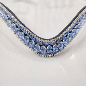 สายคาดหน้าผากม้าหนังวัวแท้สีดำ ผลิตภัณฑ์สำหรับม้าขายส่ง ตกแต่งด้วยคริสตัลสีฟ้าอ่อนหรูหรา 5 แถว พร้อมสายโซ่ประดับ - Product Image 5