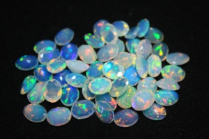 Piedra preciosa de ópalo etíope facetado de 8*10 mm, forma ovalada, cabujón, calidad súper fina para suministro de joyería. - Product Image 3
