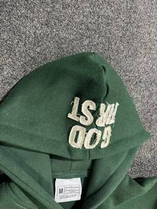 Sudadera con capucha verde para hombre con cremallera, estampado de letras 'God First' con aplique, forro polar informal, 100% algodón, corte regular, ropa de invierno, logotipo personalizado - Product Image 5