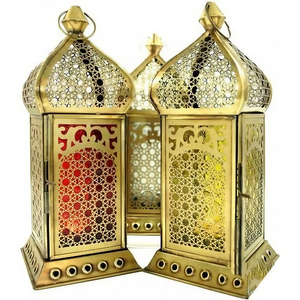 Juego de 2 Faroles Curvos de Metal Dorado Estilo Vintage, Composición Duradera de Metal y Vidrio, Acabado en Latón Brillante, para Uso en el Hogar y Bodas - Product Image 2