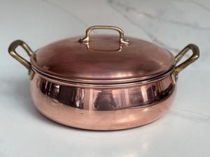 Olla de Cobre Redonda con Tapa, Asa de Aleación de Zinc, Utensilios de Cocina de Metal Pulido, Diseño Vintage Duradero - Product Image 1
