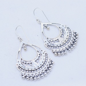 Boucles d'oreilles pendantes en argent sterling 925 oxydé, forme goutte d'eau, avec franges perlées, Memoria Jewels, vente en gros - Product Image 4