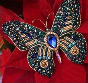 Broche brodée à la main avec des perles scintillantes, des perles et des cristaux - Product Image 5