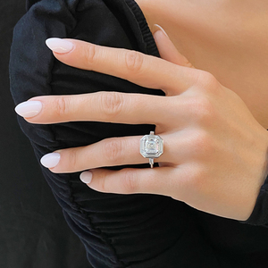 Bague à trois pierres baguette avec halo, diamant de laboratoire taille Asscher de 3,00 carats, certifié IGI - Product Image 6