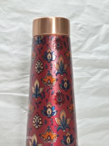 Bouteille d'eau de luxe en cuivre pur imprimée 1000 ml, motif floral, récipient ayurvédique pour la santé, anti-fuite, pour yoga, gym et bien-être - Product Image 1
