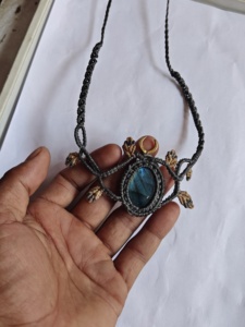 Collar de Macramé Gris Hecho a Mano con Cabujón Ovalado de Lapislázuli, Gargantilla Boho para Mujer - Product Image 2
