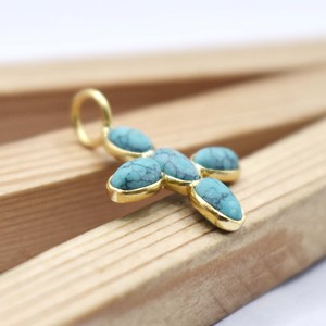 Colgante de Cruz de Turquesa Hecho a Mano, Chapado en Oro, con Cinco Piedras Ovaladas en Bisel, Joyería Espiritual Minimalista, Regalo para Mujer - Product Image 4