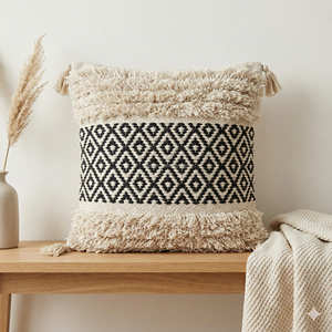 Housse de coussin en coton noir et blanc style bohème avec motif ethnique géométrique et franges, coussin décoratif tissé, style marocain haut de gamme - Product Image 5