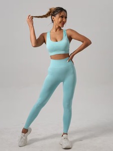 Conjunto Deportivo de 2 Piezas para Mujer: Sujetador Deportivo Sin Costuras con Abertura y Leggings de Cintura Alta con Efecto Push-Up y Paneles de Malla para Entrenamiento - Product Image 4