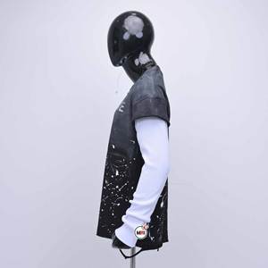 Haut à manches longues de style streetwear de haute qualité, superposé avec un t-shirt noir vieilli à manches courtes sur des manches blanches. - Product Image 3