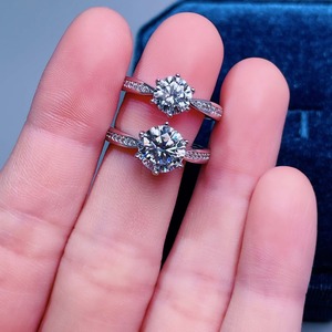 Anillo de compromiso de plata de ley 925 con diamante moissanita de 1 quilate, forma redonda, hermoso anillo de compromiso personalizado - Product Image 2