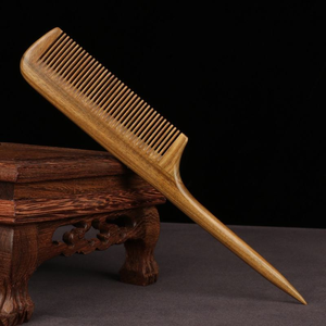 Peigne à dents fines en bois de santal vert, anti-statique, à manche ondulé, par blossom craft india - Product Image 1