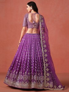 Robe de demoiselle d'honneur en organza brodé violet avec haut court à col en V et manches courtes, coupe trapèze, longueur au sol - Product Image 2