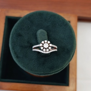 Anillo de Mariposa y Flor Namivaa para Mujer, Diseño Elegante de Banda Curva, Joyería Fina con Microincrustaciones, Regalo para Bodas y Fiestas - Product Image 3
