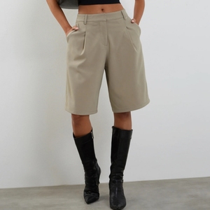 Shorts Bermuda kaki taille haute pour femme avec poches et bottes noires hautes jusqu'aux genoux - Product Image 1