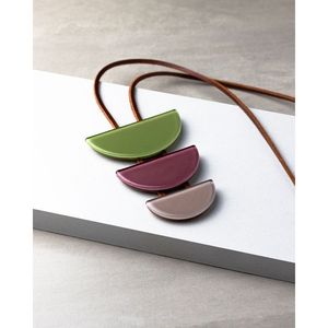 Collier élégant en résine et perles de bois pour un usage décontracté et festif - Product Image 2