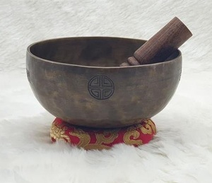 Cuenco tibetano antiguo de bronce con relieve o martillado de colores para la salud y un sonido mágico - Product Image 1