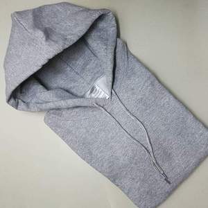 Sudadera con capucha de tejido grueso de algodón, estilo pullover, sostenible. - Product Image 1