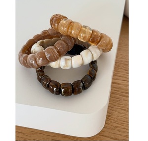 Brazalete Moderno de Resina con Características Decorativas Premium, Accesorio Elegante para Looks de Moda Inspirados en las Tendencias - Product Image 3