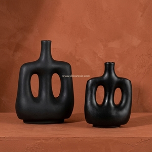Vase Hoyo S noir mat en argile terracotta, abstrait, à double poignée, fait main, en céramique sculpturale, vente en gros - Product Image 2