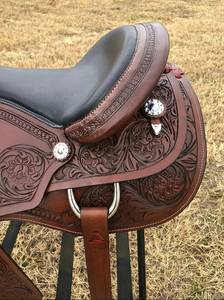 Selle de cheval Western pour la course de barils avec conchos étoilés |   Arbre en cuir et bois |   Équipement d'équitation de cowboy |   Selle de qualité supérieure, robuste et durable - Product Image 2