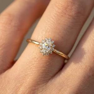 Anillo Solitario Ovalado de Moissanita, Piedra de Nacimiento de Abril, Minimalista, Plata 925, Anillo de Compromiso - Product Image 4