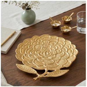 Plateau décoratif en métal doré en forme de feuille, élégant pour servir et décorer la maison - Product Image 6