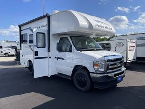 Autocaravana Blanca Four Winds con Techo Elevable para Viajes Familiares - Product Image 2