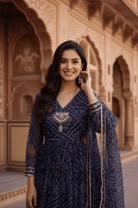 Ensemble Kurta Évasé Longueur Mollet Bleu Marine Imprimé Bandhani en Soie Delta Entièrement Cousu Toutes Tailles Vente en Gros Collection Festive - Product Image 2