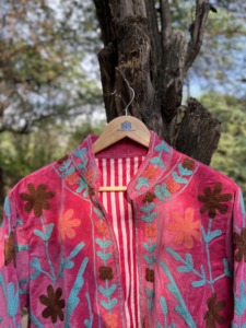เสื้อแจ็คเก็ตปักลายดอกไม้กำมะหยี่สีชมพูทำมือสำหรับผู้หญิง |   เสื้อแจ็คเก็ตฤดูหนาวสไตล์โบโฮดีไซเนอร์ | - Product Image 2