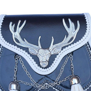 Sporran de Cuero Vegano Blanco y Negro con Diseño de Cabeza de Ciervo Escocés, Borlas de Cuero de 2 Cruces y Cadena de Cinturón - Product Image 3
