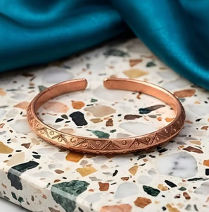 Bracelet en cuivre gravé avec motif de chaîne de montagnes et soleil, incrustation biothérapie, bracelet énergétique - Product Image 3