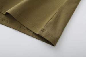 Camiseta de Manga Corta para Hombre, Color Verde Oliva, Cuello Redondo, Corte Regular, Color Sólido Informal, 100% Algodón Jersey, Tejido Liso Teñido - Product Image 2