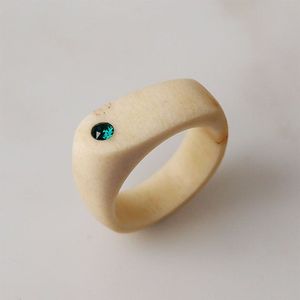 Anillo de Dedo de Madera con Acabado Natural de Resina Moderna, Elegante Joyería - Product Image 2