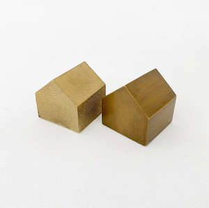 Personaliza tu adorno de escritorio de latón puro hecho a mano con acabado dorado, 2 piezas, para sala de estar, venta al por mayor - Product Image 1