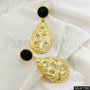Boucles d'oreilles pendantes en onyx noir plaqué or élégantes de créateur Bijoux à texture polonaise élevée pour l'usure - Product Image 2