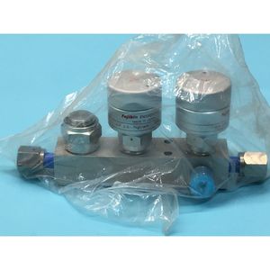 FUJIKIN O.P. 3.5~7KGF/CMG, Bloc 4 ports avec 2 - Équipements et pièces semi-conducteurs d'origine fiables à l'échelle mondiale chez - Product Image 4
