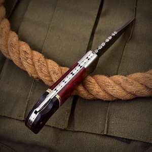 Couteau de chasse artisanal avec manche en résine, couteau à lame fixe en damas sur mesure - Product Image 3